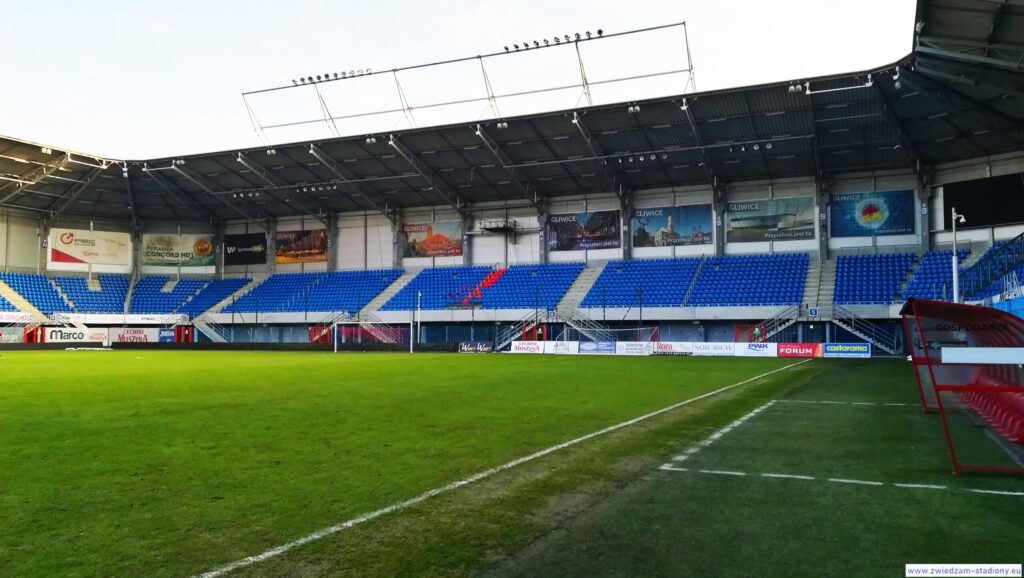 trybuna z sektorem gości na stadionie Piasta Gliwice