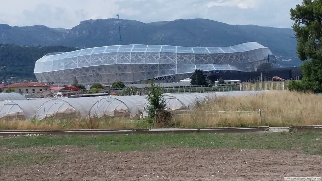 widok na stadion z drogi