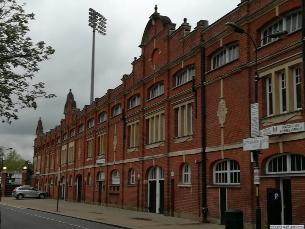Zabudowa i oświetlenie stadionu