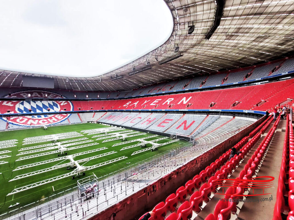 Widok z trybuny głównej Allianz Areny