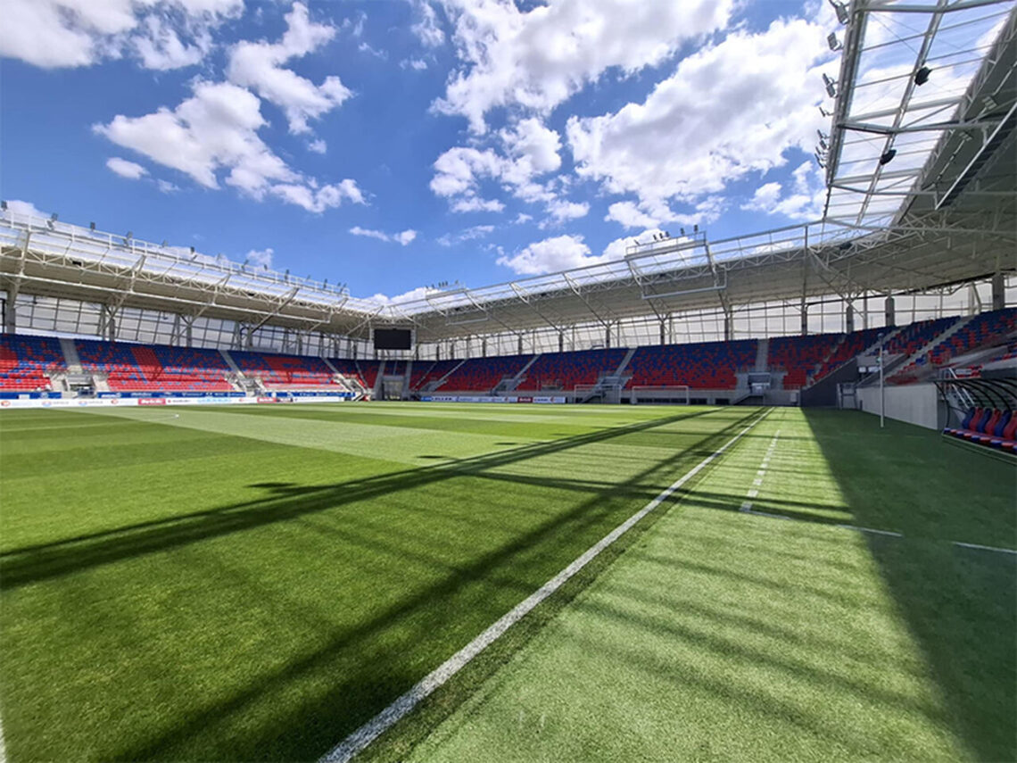 błękitne niebo nad stadionem w Opolu